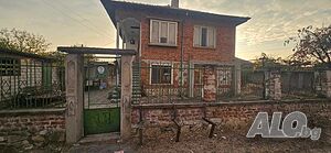 Продава се двуетажна къща в Черноземен