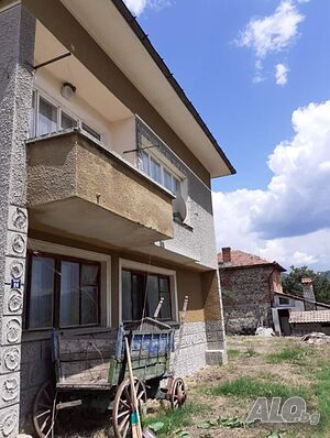 Продава се двуетажна къща в Искра