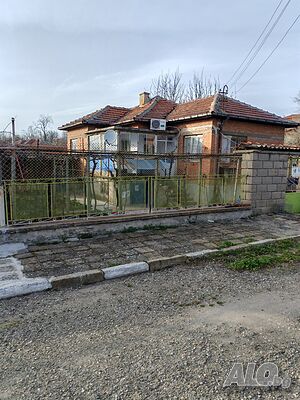Къща с двор
