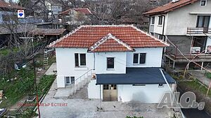 Селска къща за продажба в с. Червена вода