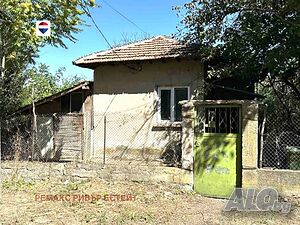 Къща с голям двор за продажба в с. Бръшлен