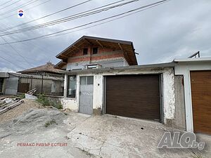 Къща на три етажа за продажба кв. Средна кула