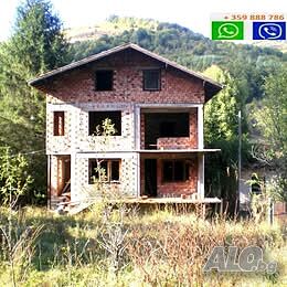 Продавам Триетажна масивна къща в УПИ в Чернивитския балкан в село Дивчовото