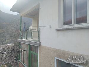 Ново! Продавам Двуетажна масивна къща със сутерен етаж и гараж в гр. Тетевен