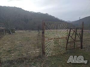 Продавам имот до вилната зона на м. Скрибътна в гр. Тетевен и на 20 м от река