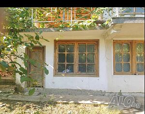 Продавам в гр. Тетевен 4 жилищни сгради, гараж и стопанска сграда застроени в имот от 974 кв. м