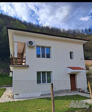 Продавам Двуетажна вила видно с голямо барбекю в УПИ в с. Черни Вит