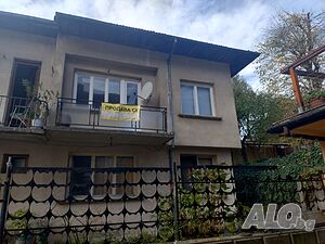 53600 евро! Продавам Двуетажна масивна къща на 50 м от ид. център на гр. Тетевен