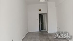 Дава под наем-помещение 20 кв.м., с лице на активно място-Мараша, срещу Областна управа