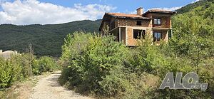 къща с двор в с. Михалково