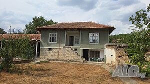 Двуетажна каменна къща с двор 1800 кв.м в село Кривня близо до Провадия
