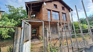 Триетажна къща в Марково