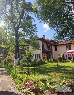 Къща с голям двор в с. Янтра, област Габрово