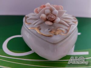 Порцеланова кутийка за бижута