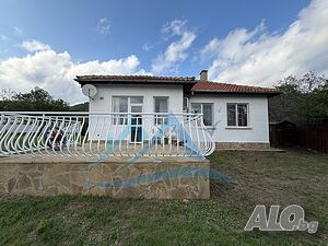 Самостоятелна едноетажна къща с двор в Горица