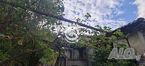 Роял имоти продава Къща с двор в с. Поройна