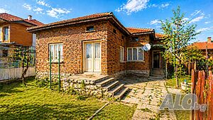 Генерал Тошево, къща близнак с двор