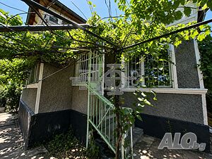 Стабилна тухлена къща с голям двор - с. Полковник Иваново, 14990€.