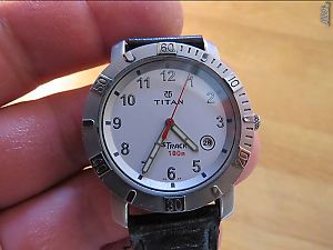 Красив мъжки часовник TITAN FASTRACK в титаниев корпус и кожена кайшка за ценители.