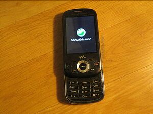 плъзгащ телефон, телефон слайд с копчета Sony ericsson W20i, сони ериксон W20i - 2010г. - работещ.