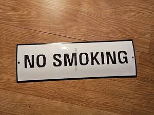 Рядка стара емайлирана табела NO SMOKING НЕ СЕ ПУШИ ЗАБРАНЕНО ПУШЕНЕТО - за вашета фирма, бар, заве