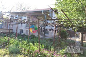 Реновирана къща с голям двор