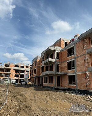 продава се апартамент с бонус двор