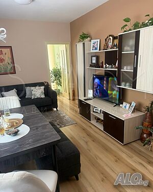продава се тристаен апартамент
