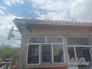 продава къща