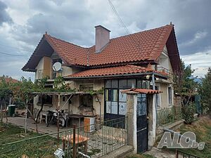 продава къща
