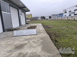 Парцел със складово помещение