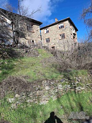 Продава се имот с две каменни къщи в с. Вишнево, обл. Смолян, общ.