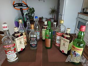 Колекционерски лот от старинни шишета. Обявената цена е за всичките