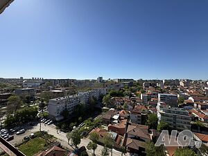 Тристаен маломерен апартамент до Хуманитарна гимназия.