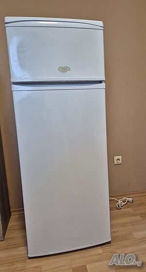 Продавам хладилник ”Ariston Hotpoint” 5 год. изключително запазен с размери 142/55 см.,200лв.