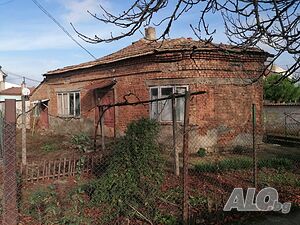 Самостоятелен парцел със стара къща. Автогара гр. Добрич.
