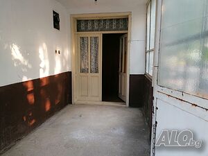 Масивна къща с търговско помещение и масивен гараж.