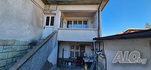 Продава къща близнак