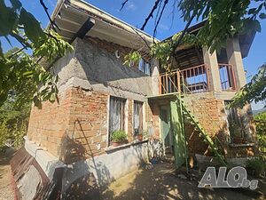 Продава масивна вила