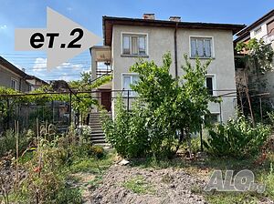 Продава самостоятелен етаж от къща