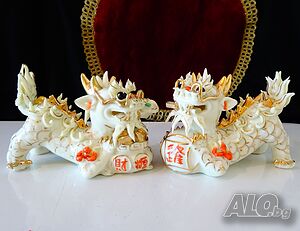 Китайска порцеланова фигура куче Foo, пазител на дома.