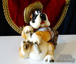 Порцеланова фигура Куче земеделец, касичка.