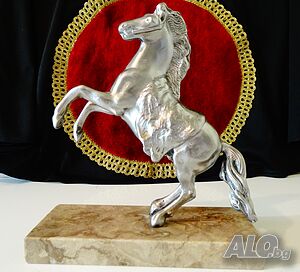 Калаена статуетка, фигура изправен Кон, мрамор.