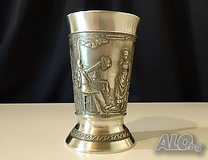 Чаша от калай за вино, гравирана любовна тема.