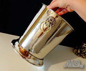 Посребрена месингова шампаниера с лъвски глави.
