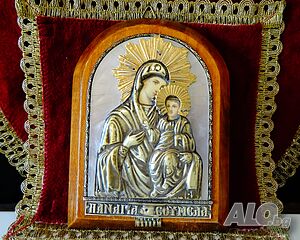 Старинна икона Св. Богородица Сумела, седеф, позлата.