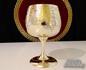 Гравиран английски бронзов бокал, чаша за вино.