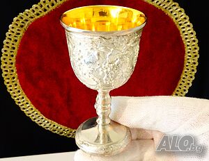 Посребрена чаша с позлата, релефни лози.
