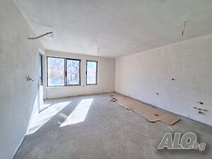 Продава тристаен апартамент с гараж
