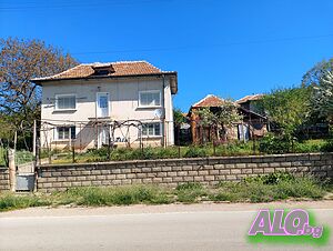 Продавам двуетажна къща с двор в с. Горна Бешовица